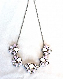 FLORAL NECKLACE – WHITE