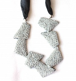 SHAPED NECKLACE – WHITE